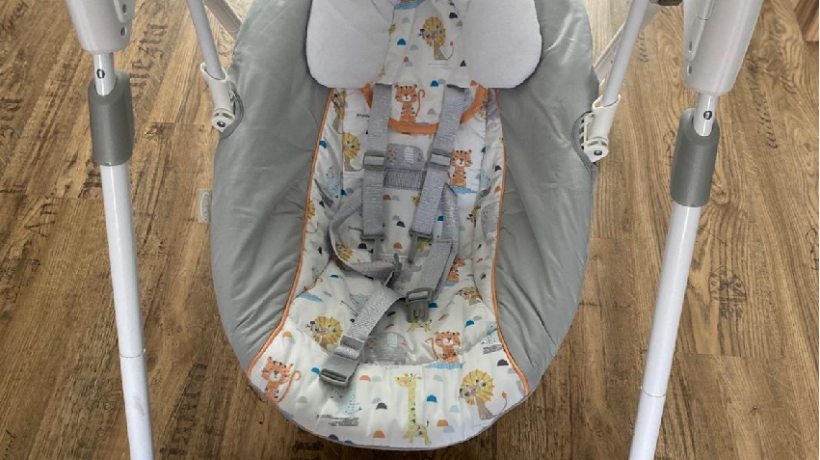 How does a baby swing work?