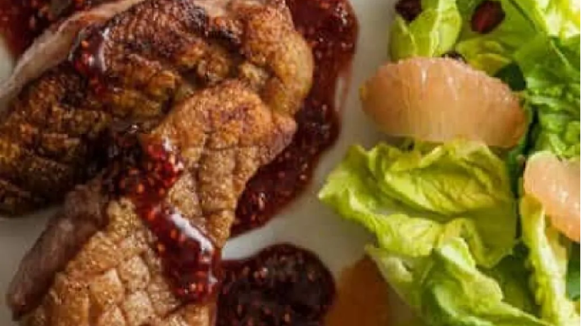 Duck breasts in the raspberry sauce: a delicious recipe