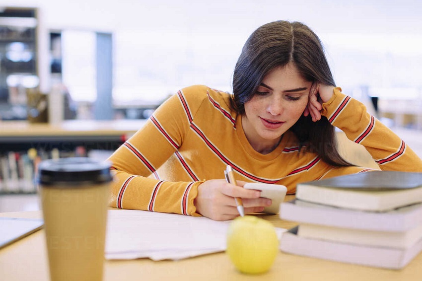 How to Stay Focused While Studying: Limit Screen Time