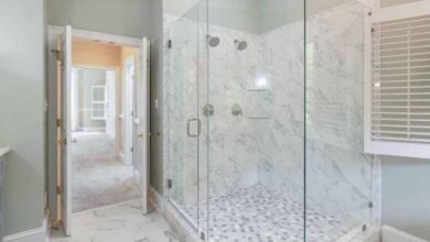 How do hotels keep glass shower doors clean