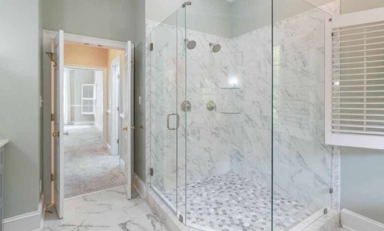 How do hotels keep glass shower doors clean