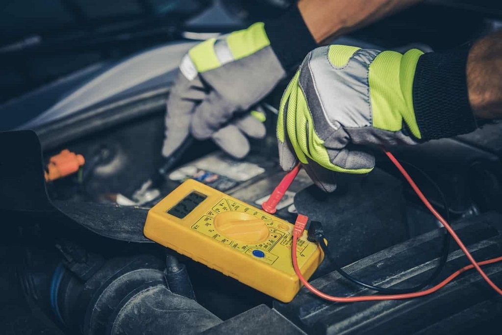 Does locking car door drain battery