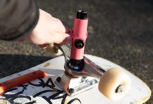 How do you straighten skateboard trucks